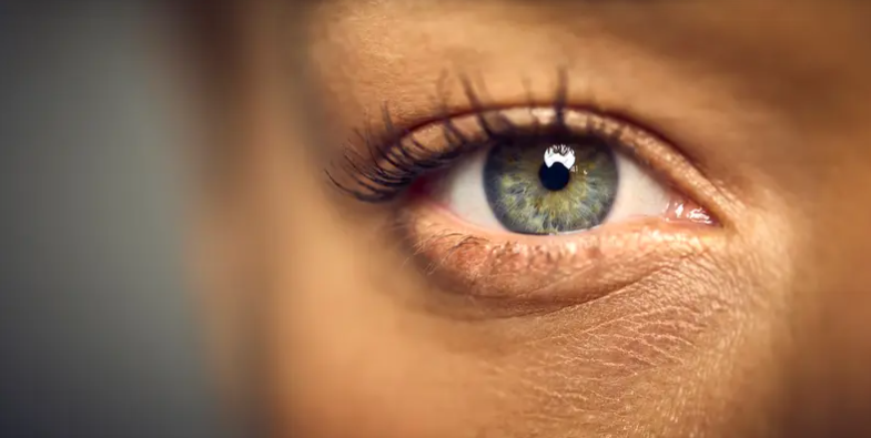 "عدسة ذكية" تراقب ضغط العين لحظياً للوقاية من الغلوكوما
