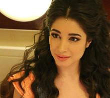 بالصور ..  الفنانة السورية جيانا جورج عنيد تقص شعرها بالكامل