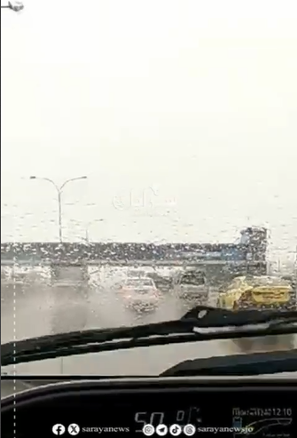 بالفيديو ..  تساقط غزير للأمطار على طريق المطار 