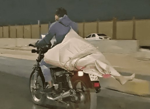 صاحب صورة الجثة على الدراجة يروي التفاصيل
