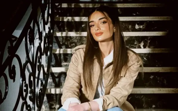 ملك زاهر تنشر صورًا جديدة من حفل خطوبتها ..  ورسالة حالمة تكشف سعادتها