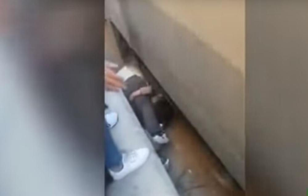 غرامة لأب أنقذ ابنته من أسفل عجلات القطار بمصر 