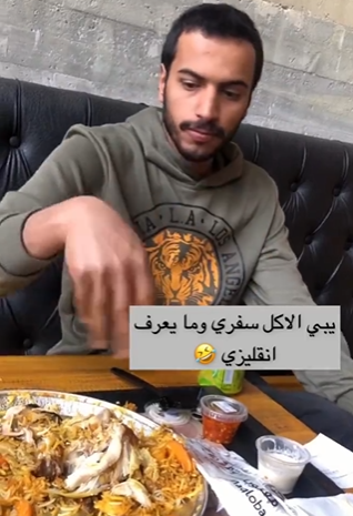 فيديو طريف لشخص لا يجيد التحدث "بالانجليزية" يطلب من موظفي مطعم وضع الطعام الزائد في كيس