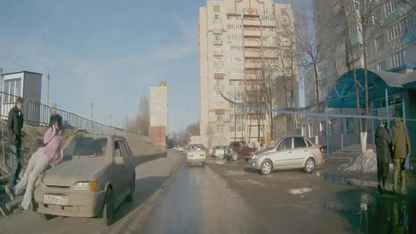 بالفيديو  .. سيارة تصدم شابة تتحدث بـ"الجوال"