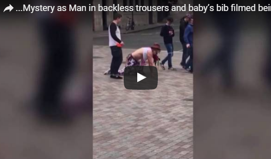 بالفيديو: بريطاني يجر صديقه بحبل كالكلب في الشارع