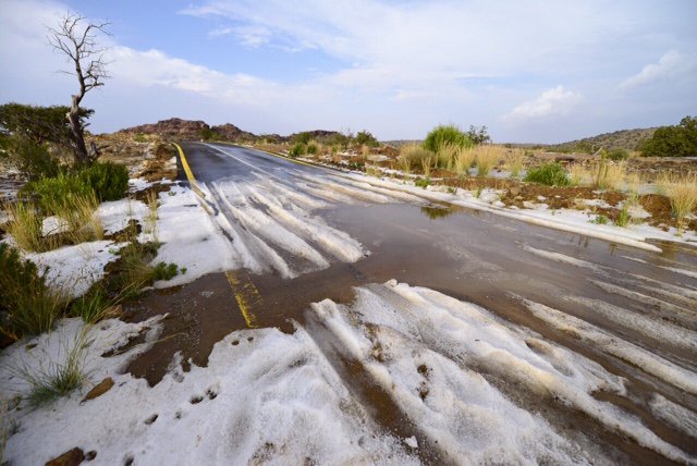 بالصور ..  تساقط الثلوج بغزارة على جبال "عسير" في السعودية !