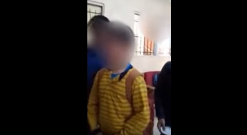 بالفيديو  ..  طلبة اردنيين يبكون بحرقة بعد ترك معلمهم المدرسة في عمان  ..  يثير مواقع التواصل الاجتماعي 