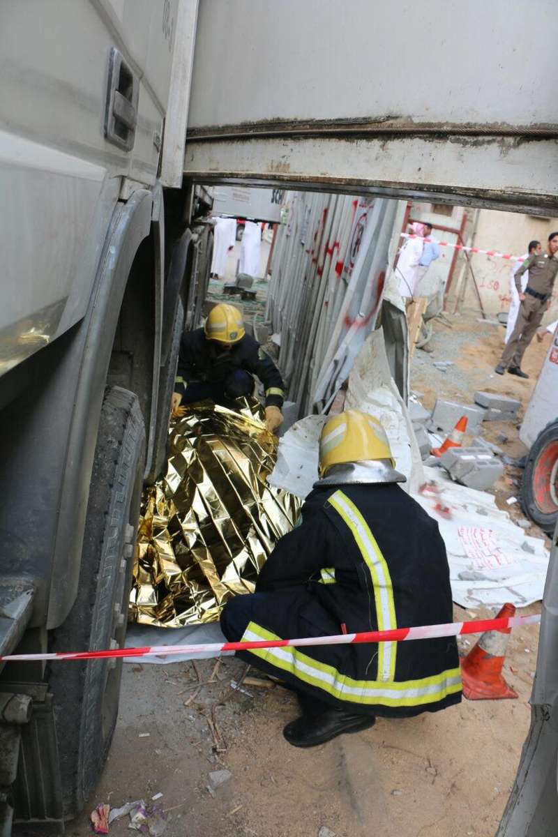 مكة المكرمة : وفاة عامل سقط عليه جسم صلب من برج قيد الإنشاء بالعزيزية