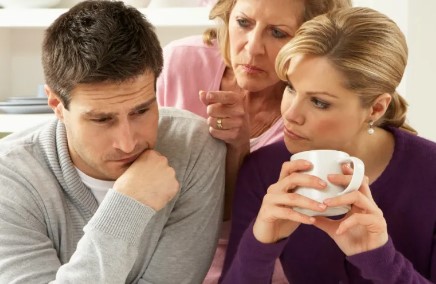 حائر بين إرضاء أمي وظلم زوجتي .. ما الحل؟