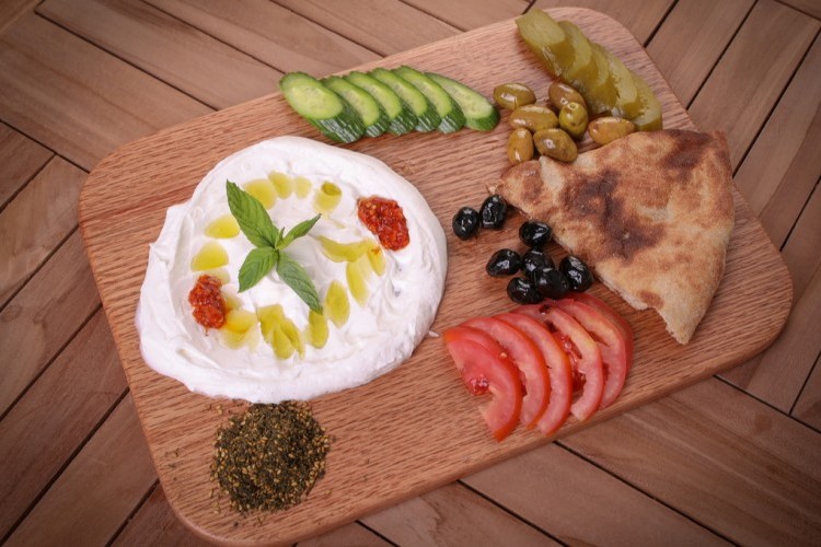 ساندويتش اللبنة والشطة