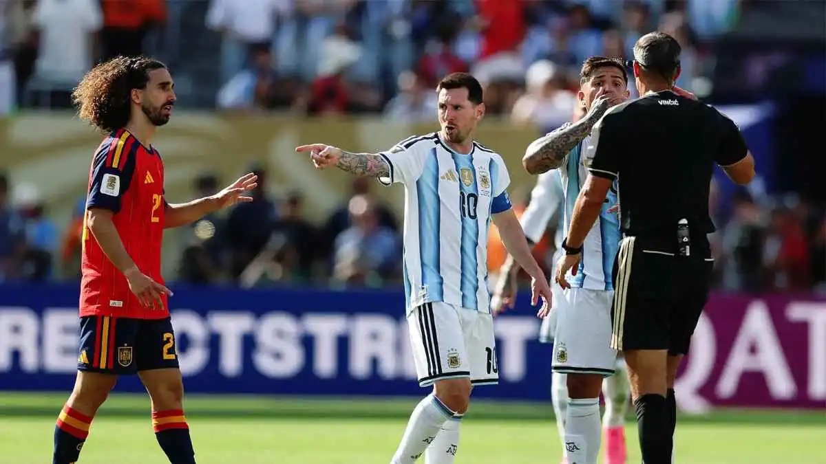 لقطات جديدة ..  كلمات حكم نهائي كأس العالم لميسي تشعل غضب الجماهير الإسبانية 