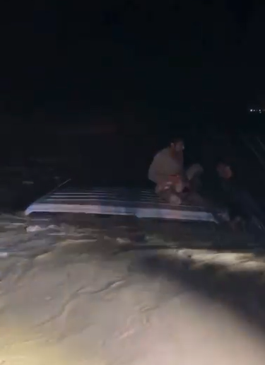 غرق مركبات في وادي رم جراء السيول الغزيرة - فيديو