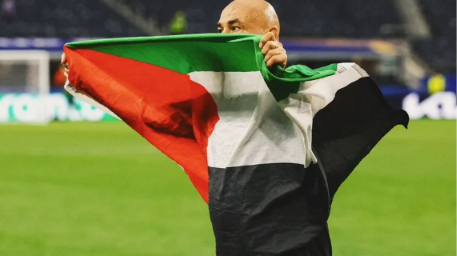 بعد رفع حسام حسن علم فلسطين ..  إعلام عبري يصرخ: "معاد للسامية"