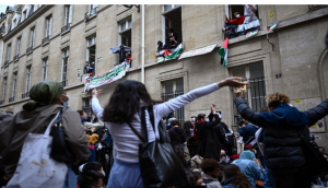 الشرطة الفرنسية تخرج ناشطين مؤيدين للفلسطينيين من جامعة السوربون
