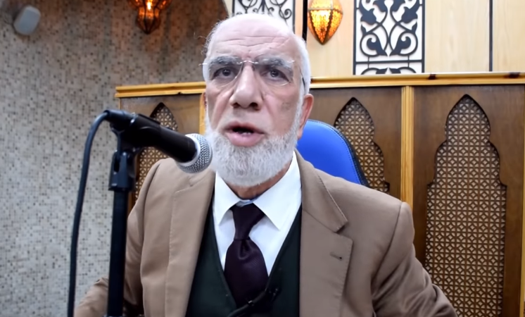 بالفيديو ..  هل يجوز للزوجة تفتيش محمول زوجها أو العكس؟