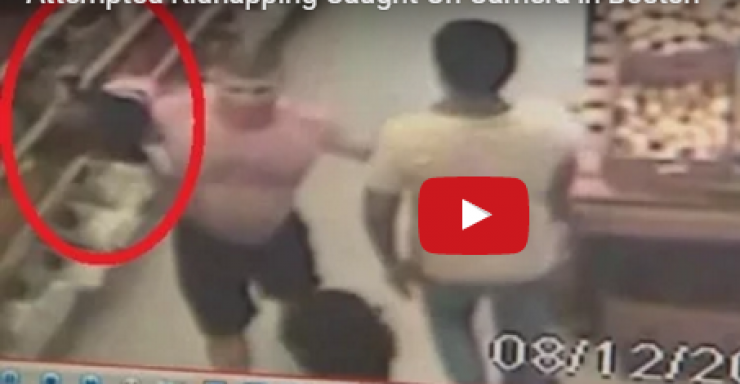 فيديو: رجل يخطف طفلا بطريقة غريبة من والديه!