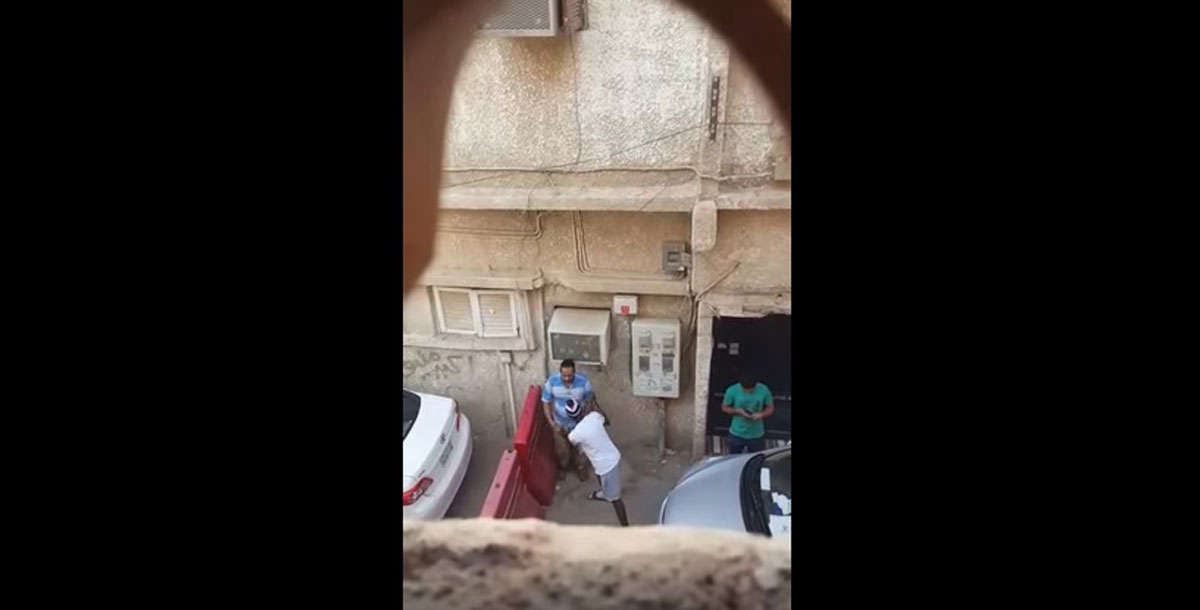 بالفيديو ..  سعودي ظهر بمقطع فيديو يضرب عاملًا ويسرقه بوضح النهار