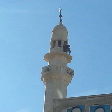 بالصور  ..  عشريني يحاول القفز من فوق مأذنة في معان 