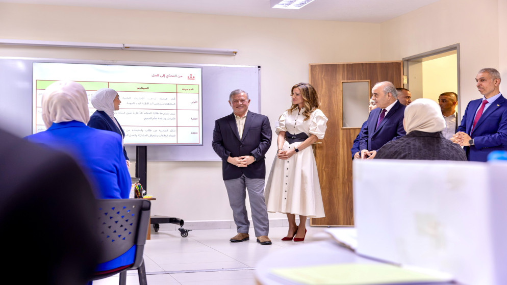 بالفيديو : الملك عبدالله الثاني والملكة رانيا يزوران مدرسة عائشة في العقبة