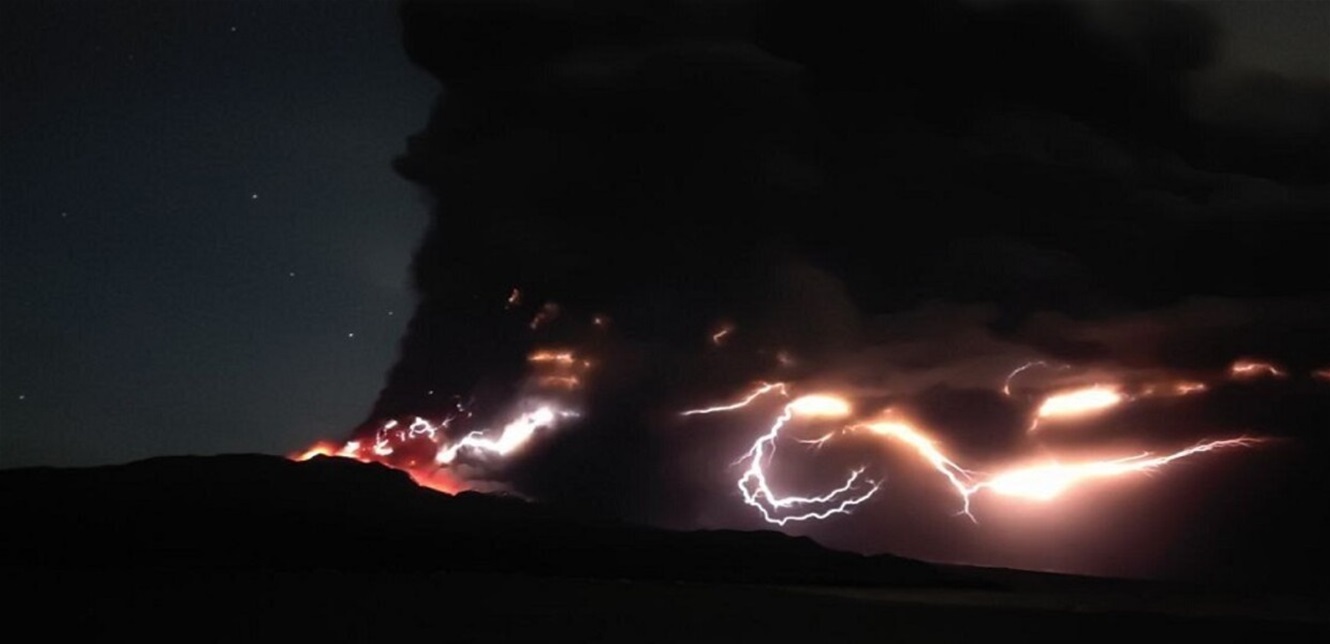 إخلاء منطقة بأكملها وإعلان حالة طوارئ ..  ثوران بركان في أيسلندا ومشاهد مرعبة توثق!