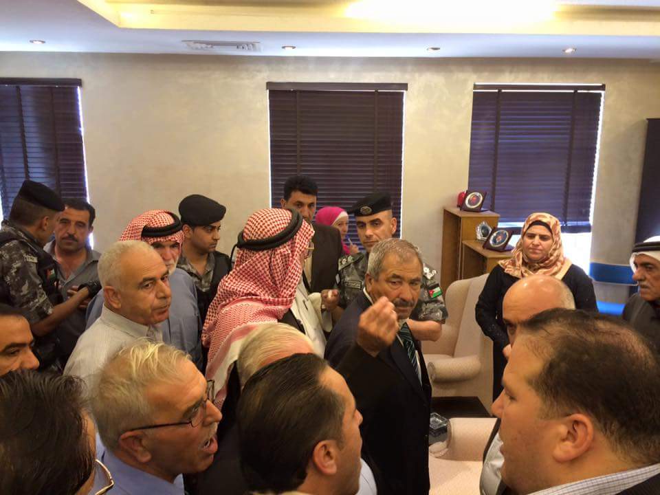 بالصور  ..  وجهاء "كفرنجة" يقتحمون مكتب وزير الاشغال  ..  و"هلسة" لسرايا : لم أهرب من أحد