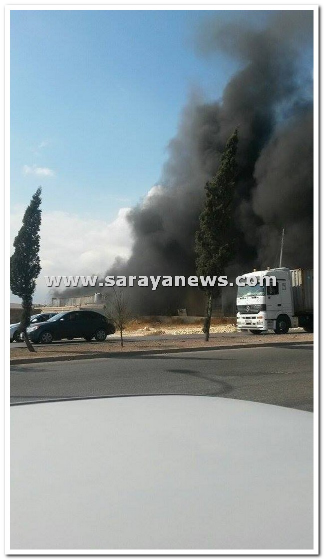 بالصور  ..  عمان : حريق يلتهم مستودع "بوليسترين" في اليادودة
