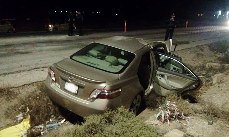 بالصور .. وفاة شخص وزوجته اثر حادث تصادم على الطريق الصحراوي
