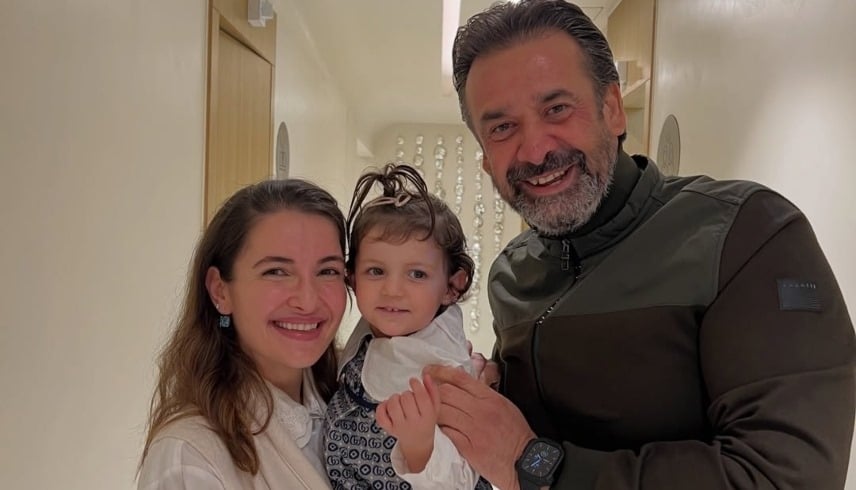 فيديو: كريم عبدالعزيز وزوجته يخطفان الأنظار مع حفيدة أصالة  ..  صورة 