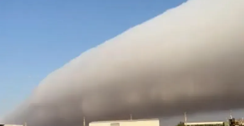 ظهور سحابة أسطوانية في سماء سلطنة عمان - فيديو 