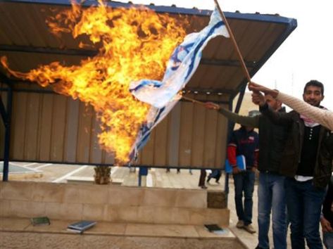 بالصور  ..  طلبة "الزرقاء'': الشعب يريد إسقاط وادي عربة