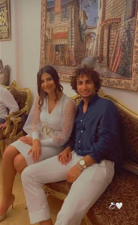 بالصور  ..  النجم المصري عمرو وردة يعلن خطوبته بحفل عائلي بسيط