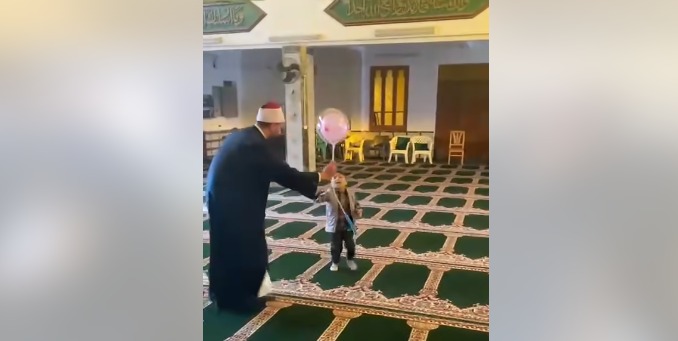 شيخ يلاعب الأطفال داخل مسجد في مصر 