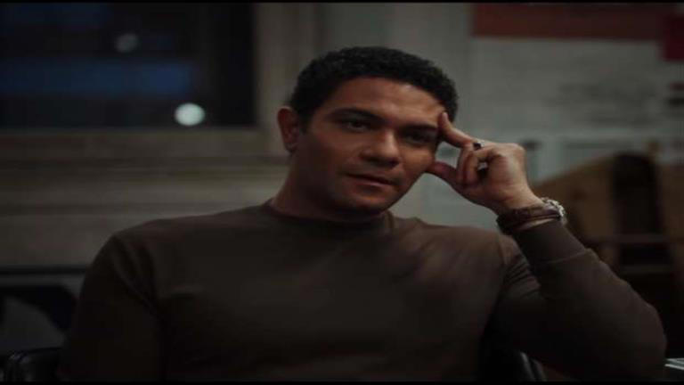 خطأ في مشهد من مسلسل "بدون سابق إنذار" يثير سخرية رواد السوشيال ميديا