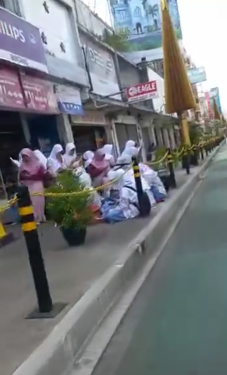 بالفيديو  ..  شاهد إندونيسيون يفترشون الأرصفة في نهار رمضان لقراءة القرآن 