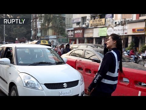 هندية تتبرع برقصة لتنظيم حركة المرور