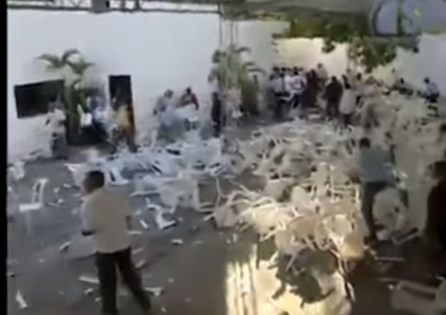 بالفيديو  ..  عرس ليبي يتحول الى كارثة بسبب شجار بين 100 شخص واطلاق نار