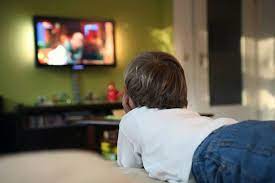 نتائج صادمة ..  دراسة تكشف تأثير مشاهدة التلفاز أكثر من 4 ساعات يوميا على قلبك