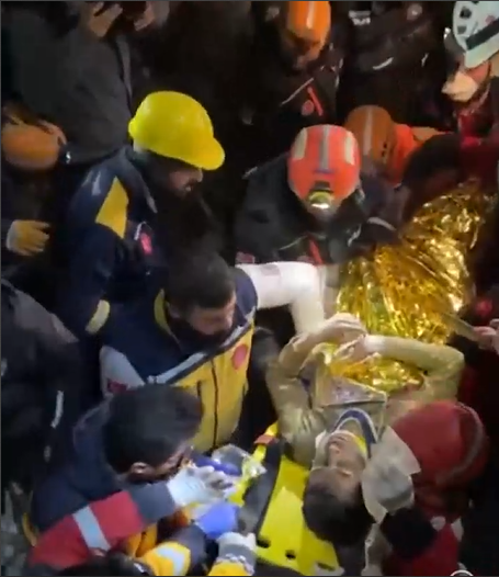 بالفيديو  ..  إنقاذ شاب ظل عالقا تحت أنقاض زلزال تركيا 113 ساعة
