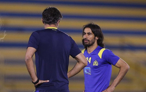مدرب النصر السعودي يهدد احد الاعبين  بضربه خارج الملعب