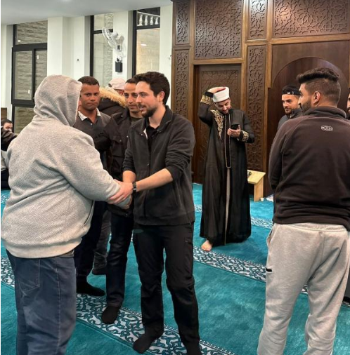 ولي العهد يحيي ليلة القدر في مسجد محمد زيد الدجاني
