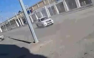 بالفيديو ..  دورية مرور سعودية تصدم سيارة "مقحص" لإيقافه بالقوة