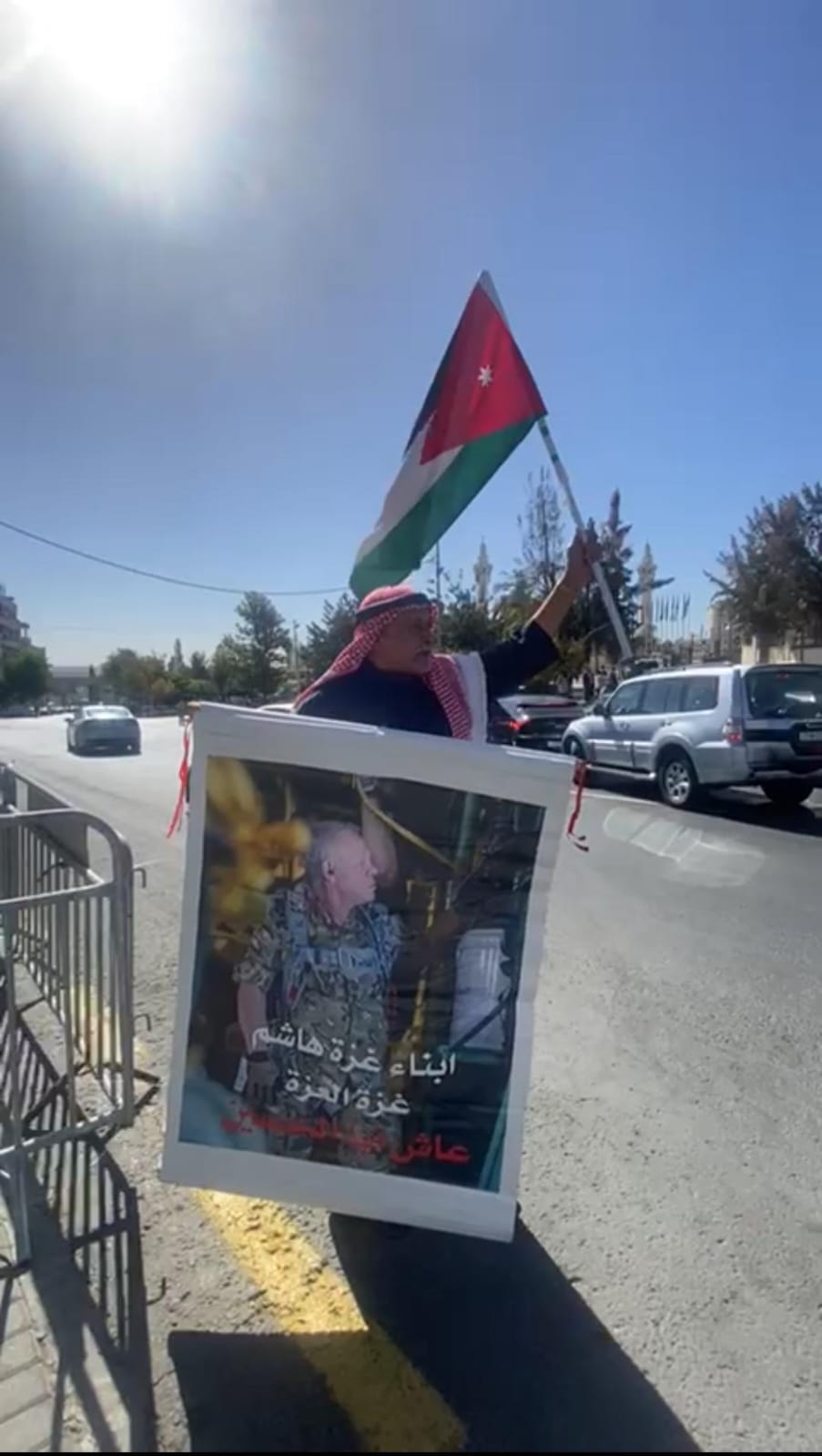 بالفيديو ..  مسن يهتف باسم الملك عبد الله الثاني ويشيد بدعم الأردن لغزة