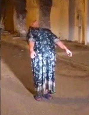 بالفيديو ..  خادمة أفريقية ترعب المارة بحركات غريبة