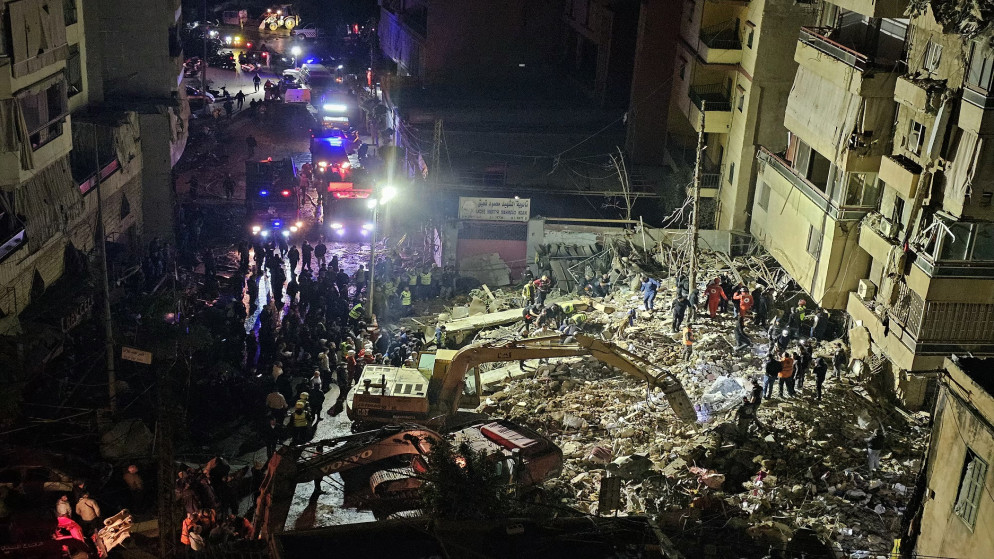 استشهاد 12 شخصا بينهم مسعف وطفلان بغارات "إسرائيلية" على جنوب لبنان