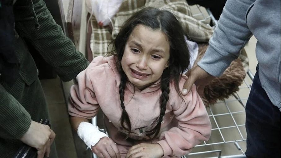 فقدت كل عائلتها ..  طفلة غزية شريدة تكمل مع جدها بقية فصول المأساة
