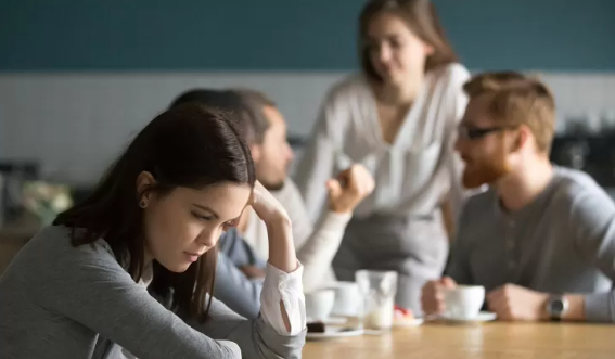 بسبب مشاكل أبي وأمي أصابني نفور شديد منهما، فما الحل؟