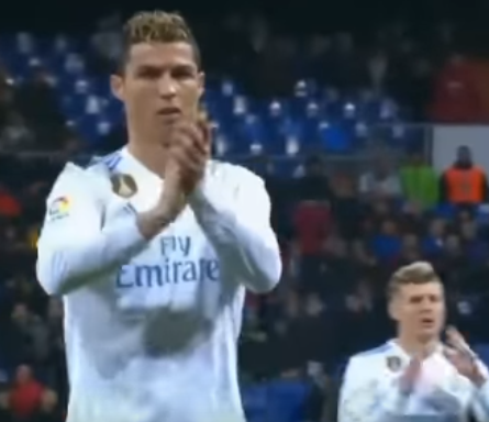 بالفيديو .. رد فعل رونالدو على الجماهير الغاضبة من بنزيما