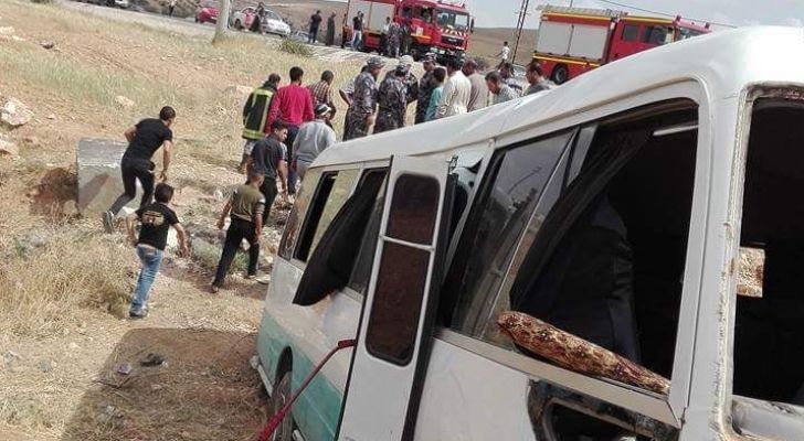 (23) إصابة إثر حادث تدهور باص عمومي في محافظة إربد
