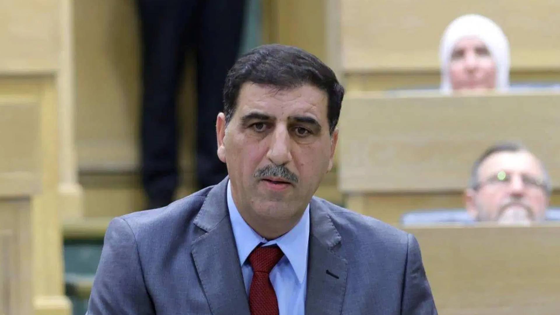 "مات قهرًا لعدم حصوله على راتب"   ..  النائب القبلان: ابن عمي تعيّن بعمر الـ 46 