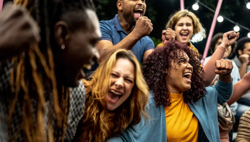 وسيلة للتفريغ العاطفي ..  إليكم أسرار "الصراخ الجماعي"